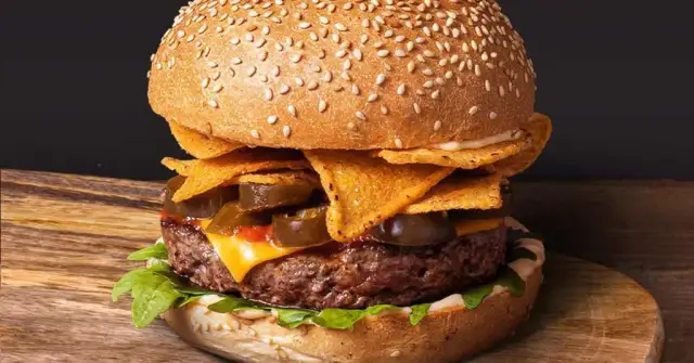 Czym się różni burger od hamburgera? Odkryj zaskakujące różnice