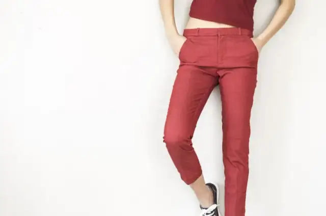 Co pasuje do bordowych spodni? Odkryj idealne stylizacje i kolory