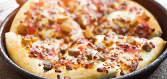 Jak zrobić pizzę na patelni - szybki przepis na idealną pizzę w domu