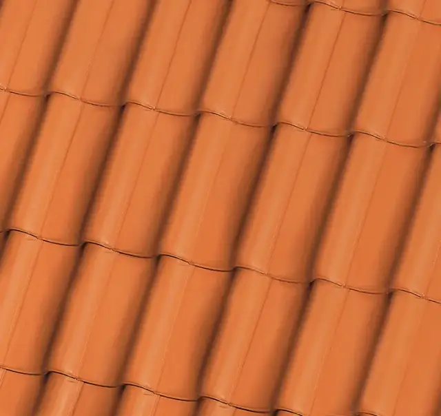 Dachówka naturalna czy angobowana – co wybrać? Porównanie cech i zalet