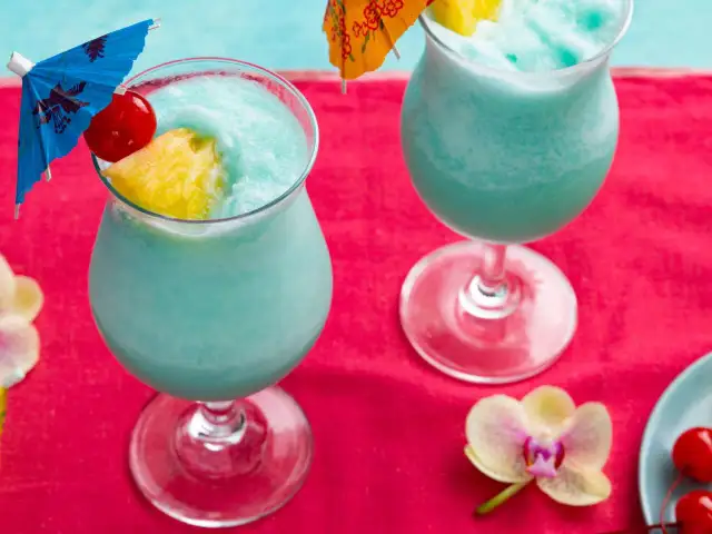Jak przygotować idealny drink Blue Hawaiian z pysznymi składnikami