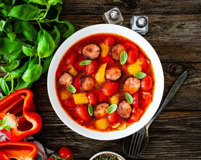 Jakie przyprawy do leczo, aby wzbogacić smak tej potrawy?