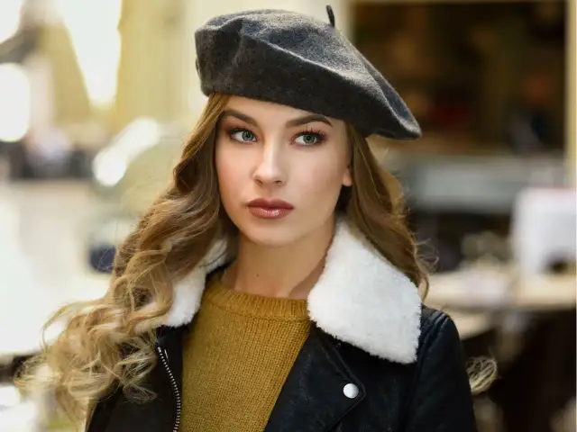 Beret damski: modne stylizacje, które zachwycą każdego