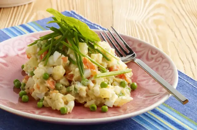 Co się daje do sałatki jarzynowej? Odkryj pyszne składniki!