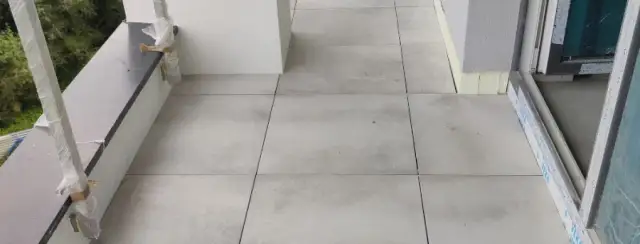 Co lepsze na taras: płytki czy deski? Porównanie, które musisz znać