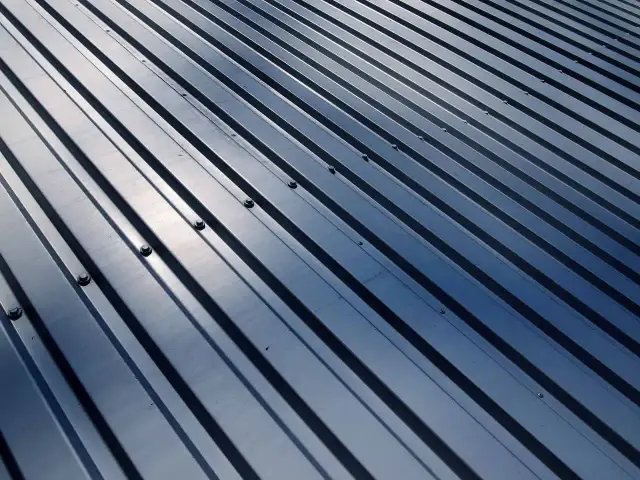 Jak pokryć dach blachą trapezową - uniknij najczęstszych błędów