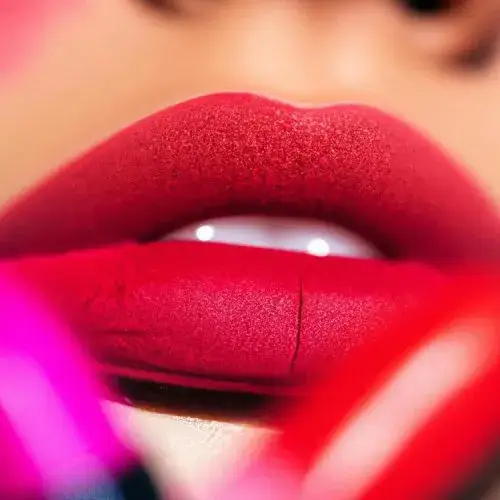 Jak wybrać idealny kolor szminki, by optycznie powiększyć wąskie usta?