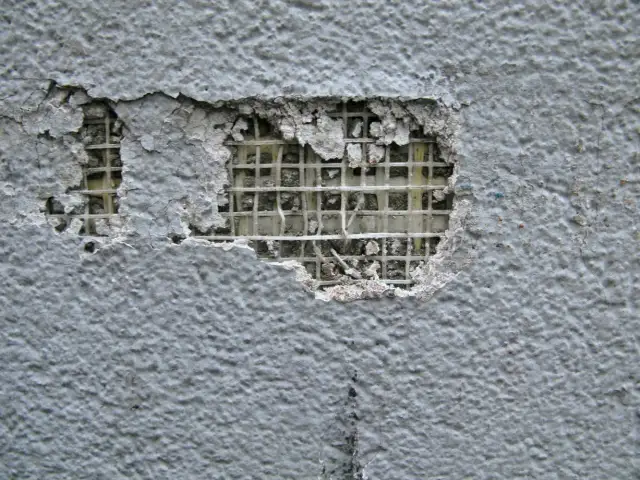 Jak naprawić dziurę w elewacji i uniknąć kosztownych błędów