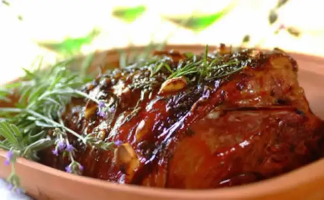 Jak upiec jagnięcinę, aby była soczysta i pełna smaku?