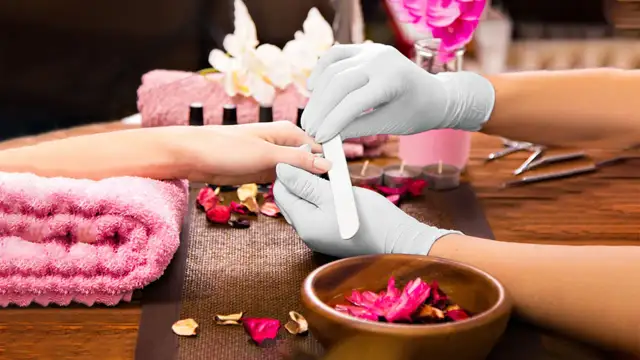 Relaksujący manicure spa: jak zadbać o swoje dłonie i umysł