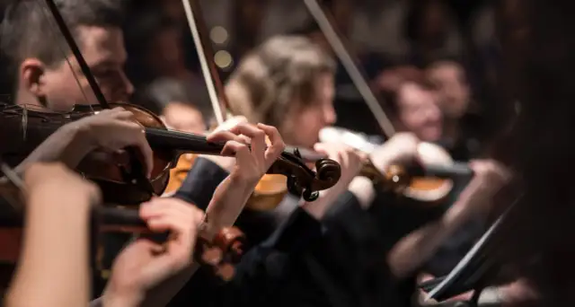 Współczesna muzyka klasyczna: jak różni się od tradycyjnej muzyki?