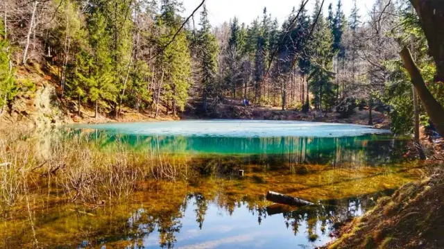 Magiczne kolorowe jeziorka. Kiedy wybrać się, aby zachwycić się niezwykłymi widokami?