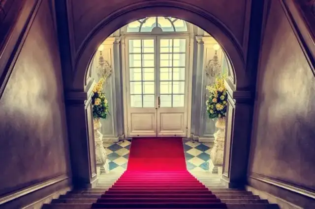 Jak udekorować schody na wesele – 10 kreatywnych pomysłów, które zachwycą