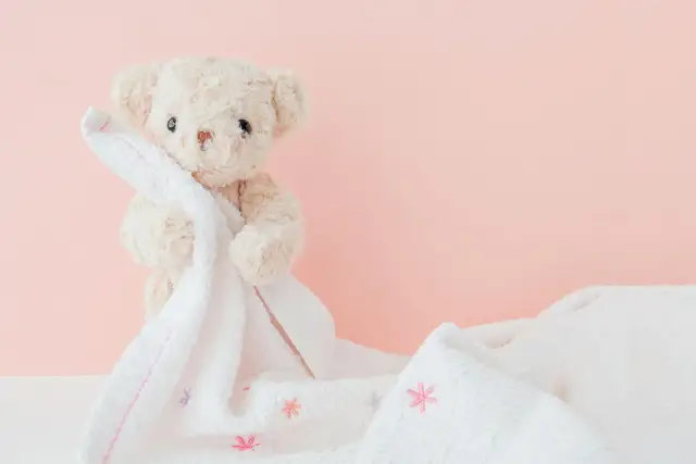 Jak prać pluszowe misie, by uniknąć zniszczeń i zachować ich urok