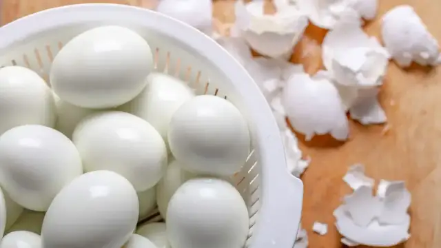 Jak zrobić, żeby jajka się dobrze obierały po ugotowaniu bez stresu