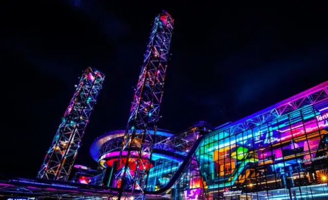 Słynne miejsca rozrywki na całym świecie: od historycznych sal po współczesne cuda architektury