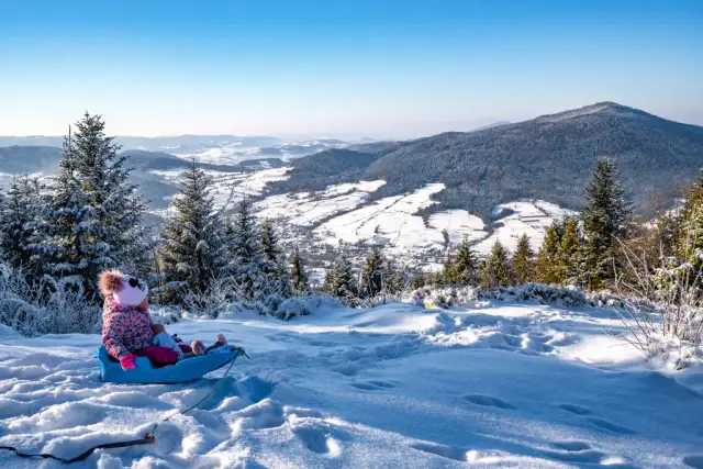 Gdzie pojechać z dzieckiem w zimie? Odkryj najlepsze miejsca i atrakcje