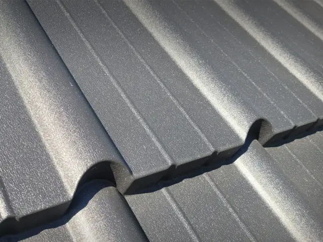 Co lepsze dachówka czy blacha? Porównanie trwałości, kosztów i estetyki