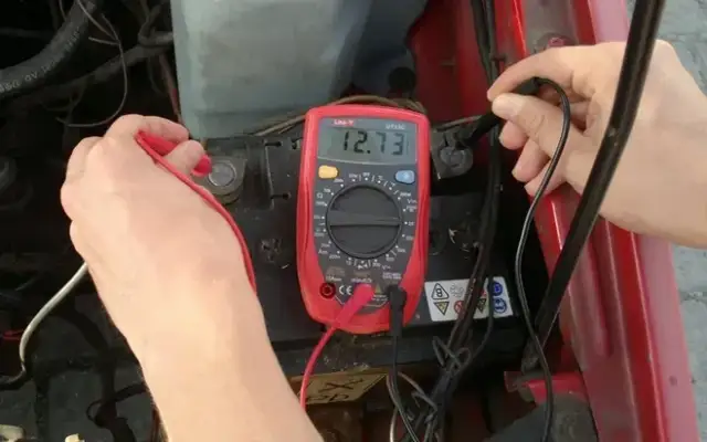 Jak podłączyć woltomierz w samochodzie - uniknij najczęstszych błędów