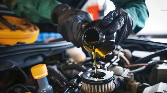 Jak często wymieniać olej w samochodzie? Poradnik dla kierowców