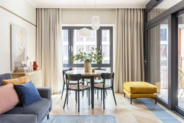 Jak ozdobić okno balkonowe? Pomysły, które zmienią Twoją przestrzeń.