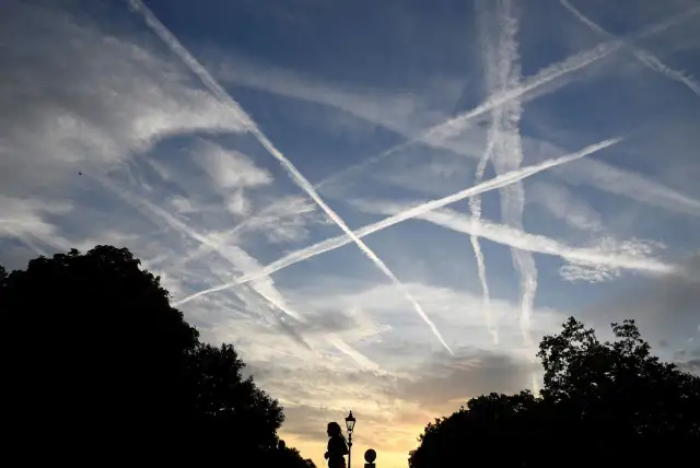Chemtrails - co to jest i dlaczego są uważane za mit?