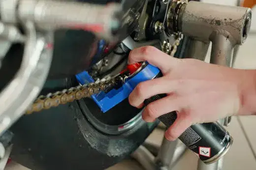 Jak smarować łańcuch motocyklowy, aby uniknąć kosztownych napraw