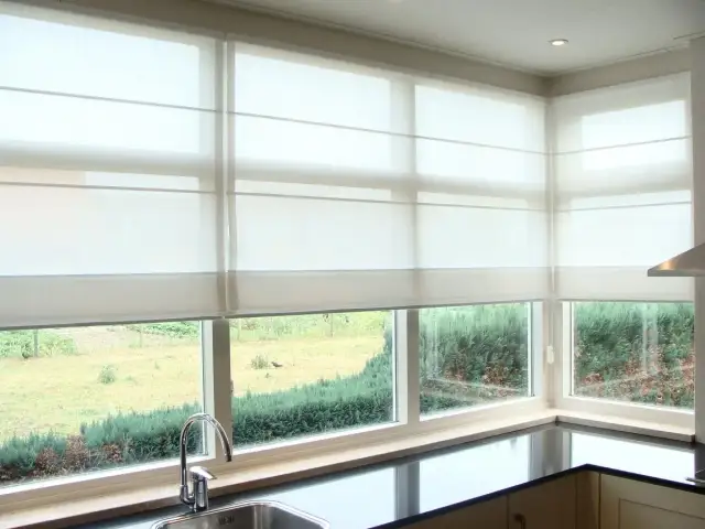 Jakie rolety wybrać do okien narożnych? Kluczowe porady i inspiracje