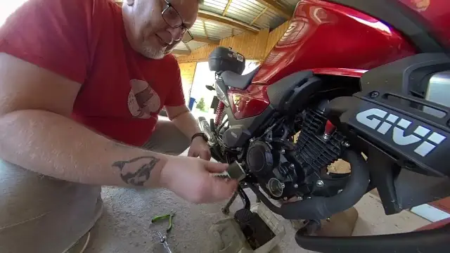 Ile oleju wchodzi do Honda CBF 125? Kluczowe informacje i porady