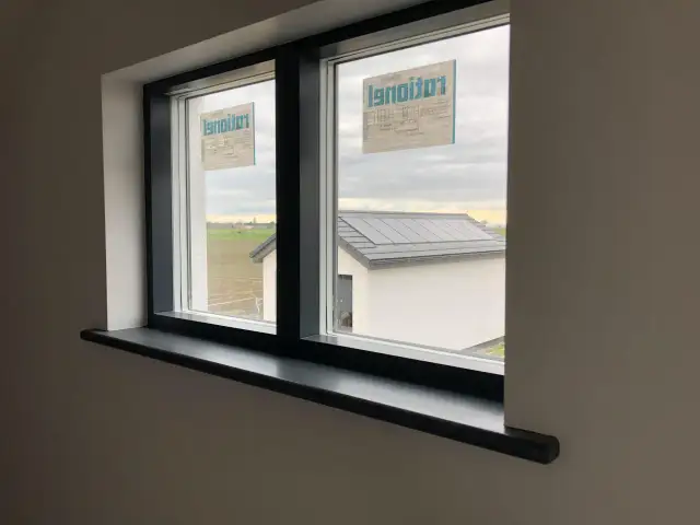 Jakie parapety wewnętrzne do antracytowych okien wybrać, by uniknąć błędów?