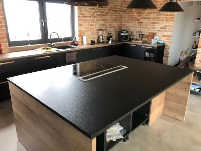 Czarny matowy blat granitowy: elegancja i trwałość w kuchni