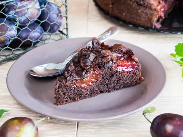 Fit ciasto czekoladowe ze śliwkami - szybki przepis na zdrowy deser
