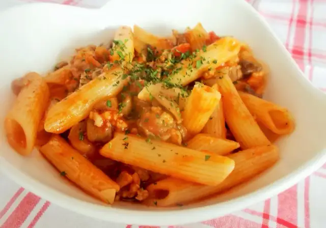 Penne zapiekane w sosie pomidorowym - prosty przepis na pyszny obiad