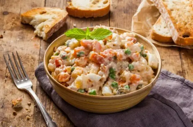 Jak udekorować sałatkę jarzynową, by zaskoczyć gości i zachwycić smakiem