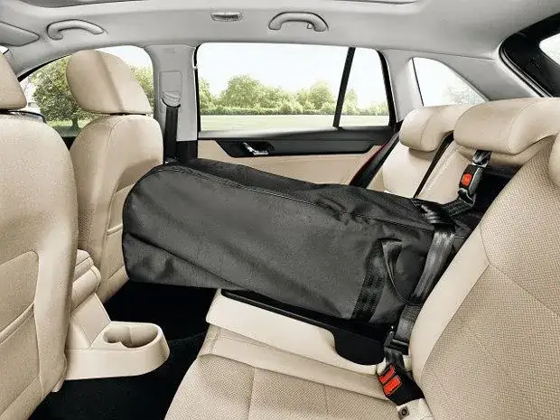 Jak przewieźć narty w samochodzie bezpiecznie i wygodnie dla wszystkich