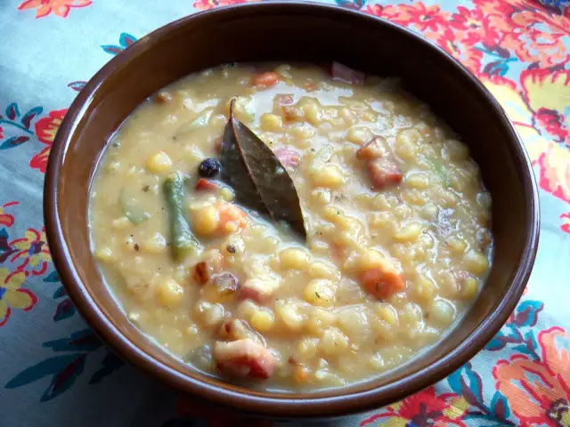 Ile kalorii ma zupa grochowa? Sprawdź, co może cię zaskoczyć