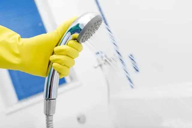 Jak odkamienić słuchawkę prysznicową i uniknąć kosztownych napraw