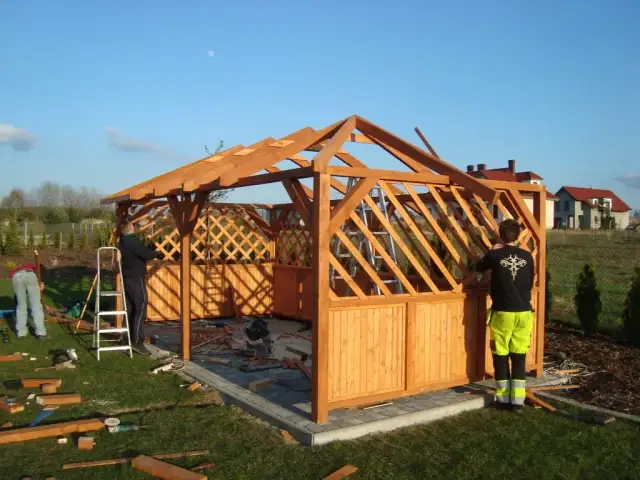 Jak zrobić dach kopertowy na altanie – krok po kroku do idealnej konstrukcji