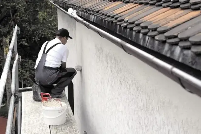 Malowanie elewacji czy tynk – co wybrać dla trwałego wykończenia?