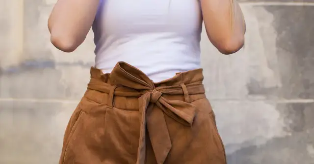 Spodnie paperbag dla kogo? Odkryj, jak podkreślić sylwetkę
