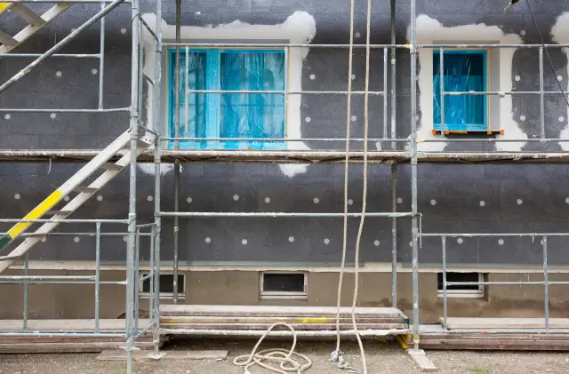 Ile kosztuje postawienie rusztowania? Sprawdź ceny i czynniki wpływające na koszty