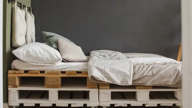 Jak zrobić poduszki na meble z palet: prosty poradnik krok po kroku