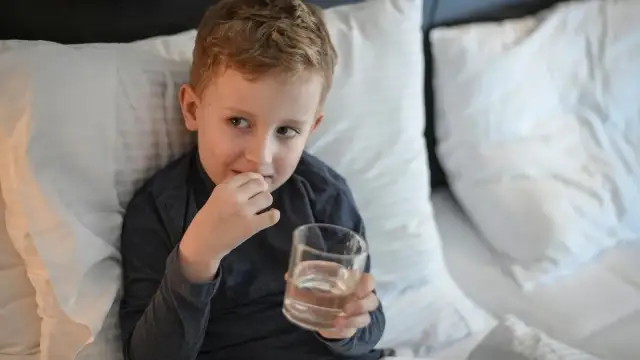 Kiedy dziecko może wrócić do przedszkola po antybiotyku w tabletce? Ważne zasady
