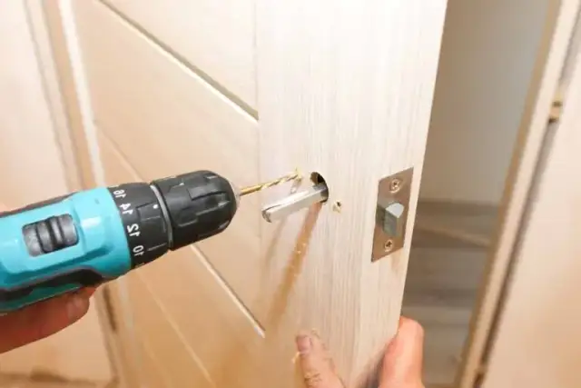 Ile naprawdę kosztuje montaż drzwi wewnętrznych z ościeżnicą? Sprawdź ceny i oszczędzaj!