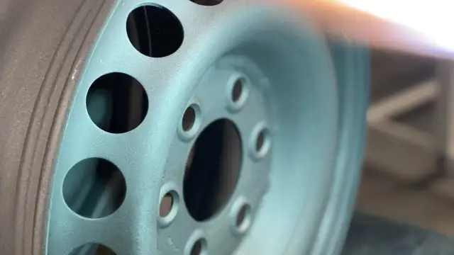 Jaki piasek do piaskowania felg stalowych – uniknij najczęstszych błędów