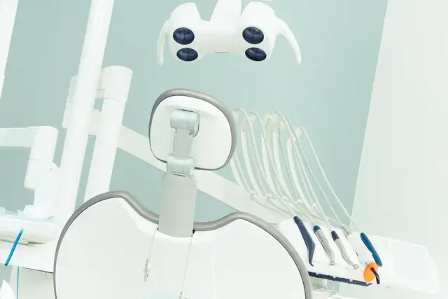 Ile naprawdę kosztuje plomba u dentysty i jak uniknąć wysokich rachunków