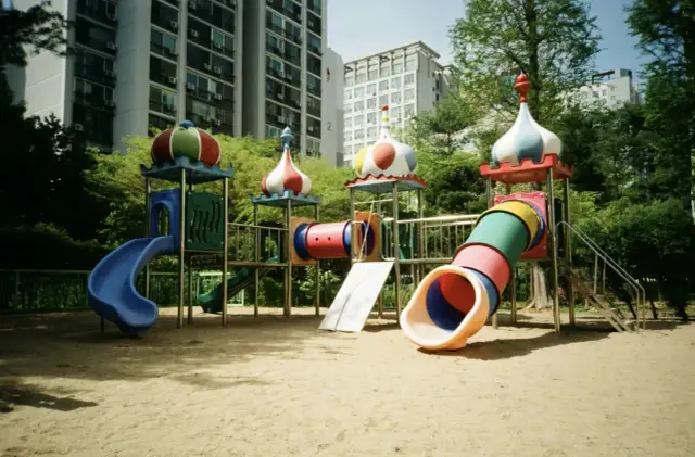 Nowoczesne place zabaw w mieście. Jak projektować z myślą o rozwoju dzieci?