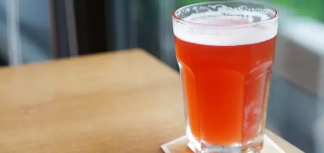 Jak zrobić grzane piwo z miodem – prosty przepis na wyjątkowy napój