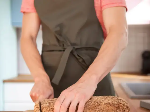 Eleganckie fartuchy kuchenne: jak wybrać idealny model do gotowania