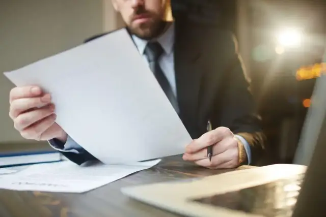 Ile zarabia adwokat z własną kancelarią? Poznaj realne zyski